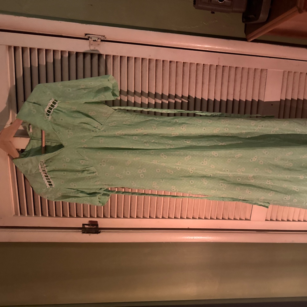 : "Charming 1940s Mint Green Eyelet Vintage Day Dress - Size 10"